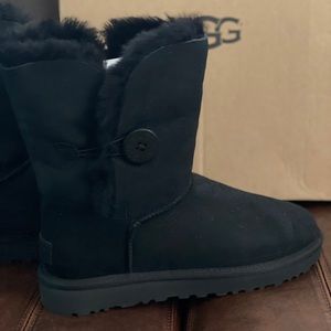 BRAND NEW NEVER WORN women’s Uggs size 8